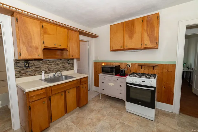 $215,000 | 909 East Oakside Street, South Bend, IN 46614