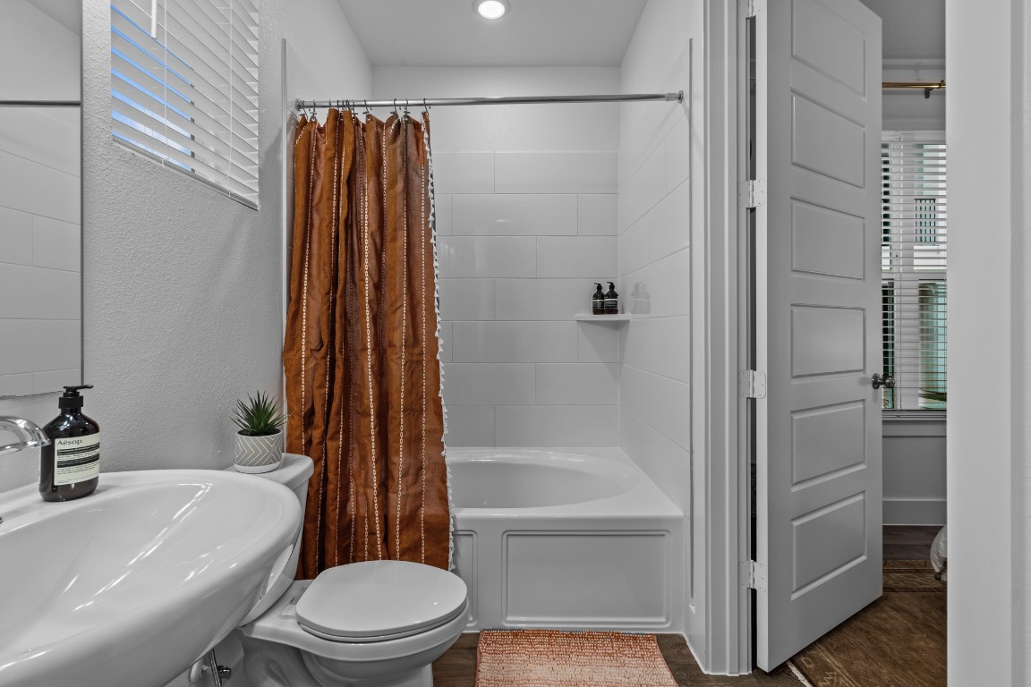 1664 Hillside Terrace, Unit 2117 Buda, TX 78610 - Photo 19 of 33 a bathroom with a toilet and a bathtub