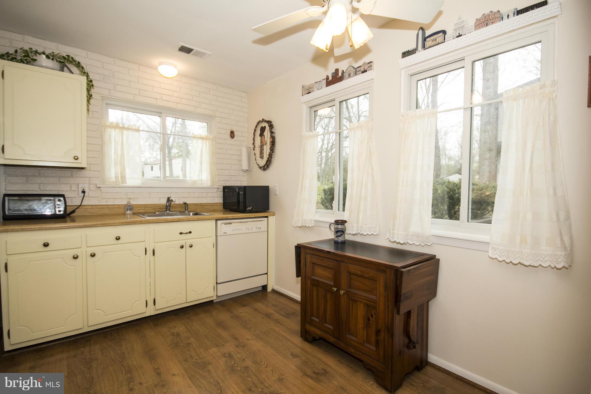 9481 Farewell Road Columbia, MD 21045 - Photo 10 of 26 Kitchen with eat-in space