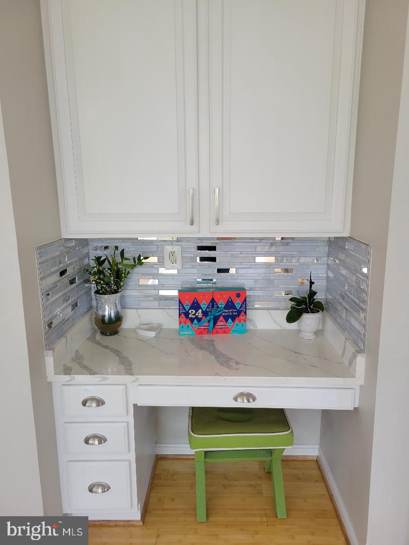 7606 Killbarron Drive Laurel, MD 20707 - Photo 19 of 63 Built in desk - Breakfast area