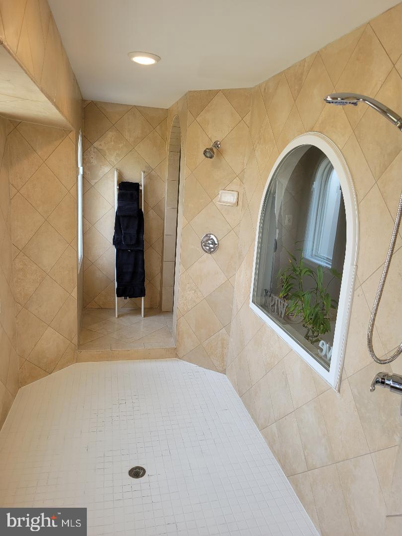 7606 Killbarron Drive Laurel, MD 20707 - Photo 31 of 63 Large enough for 2 persons