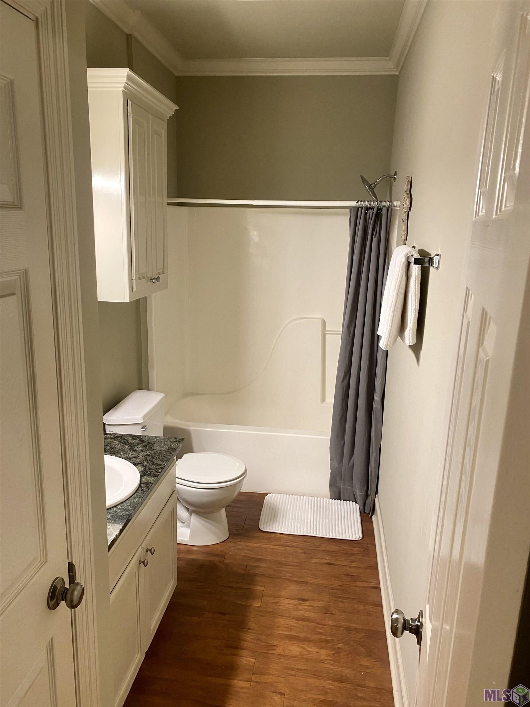 9026 Pecan Street Baton Rouge, LA 70810 - Photo 6 of 11 Hall Bathroom