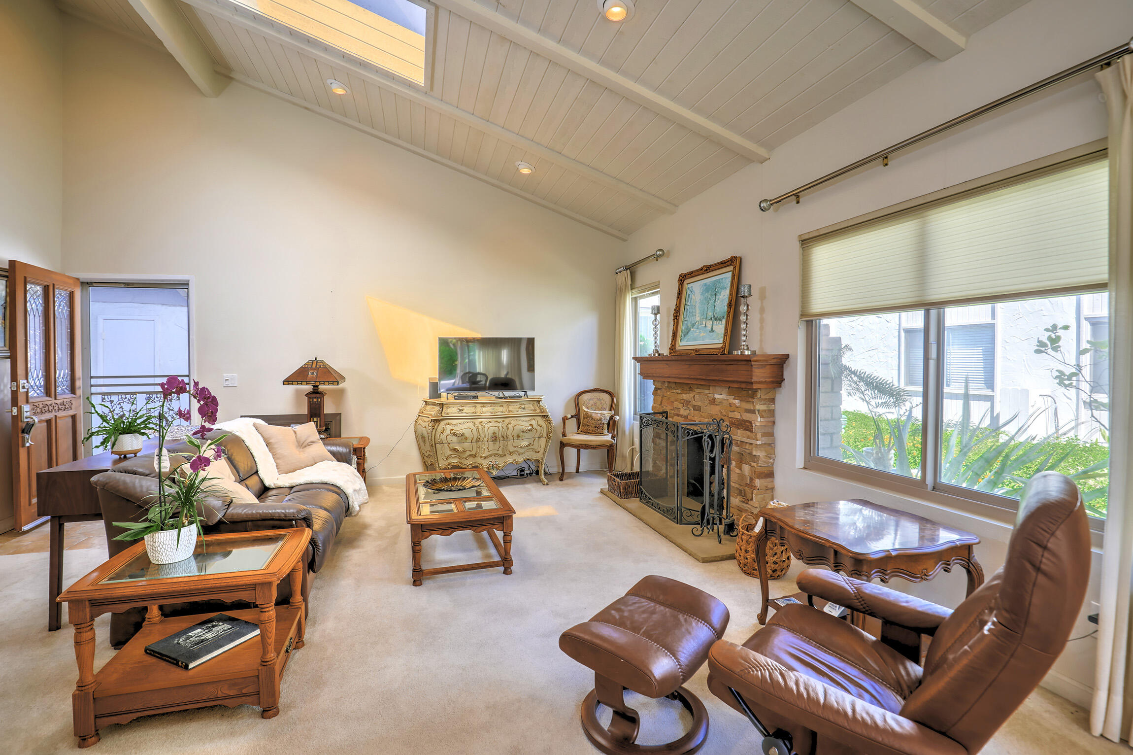 63 North San Marcos Road, Unit A Santa Barbara, CA 93111 - Photo 6 of 34 Living Room