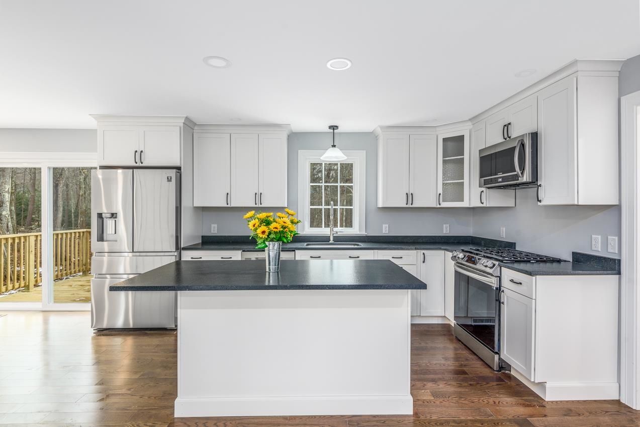 21 Piscataqua Road Dover, NH 03820 - Photo 4 of 35