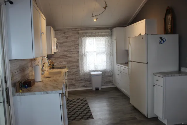 $270,000 | 7965 South 140 East, Wolcottville, IN 46795