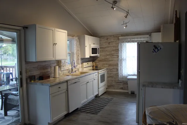 $270,000 | 7965 South 140 East, Wolcottville, IN 46795