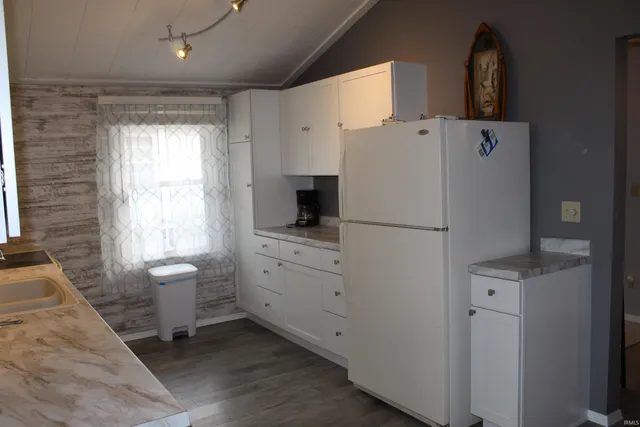 $270,000 | 7965 South 140 East, Wolcottville, IN 46795