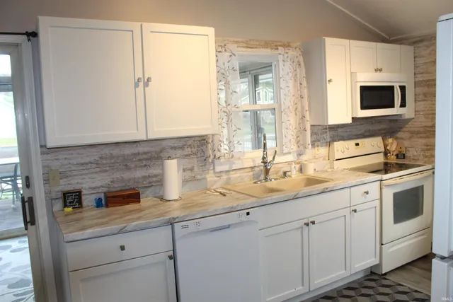 $270,000 | 7965 South 140 East, Wolcottville, IN 46795