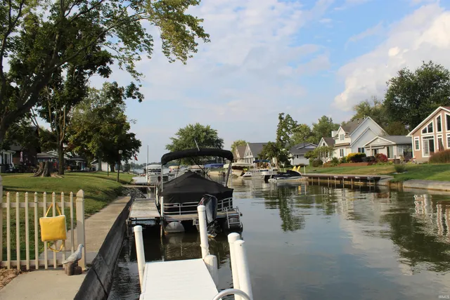 $270,000 | 7965 South 140 East, Wolcottville, IN 46795