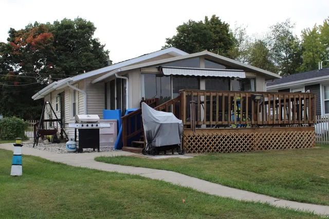 $270,000 | 7965 South 140 East, Wolcottville, IN 46795