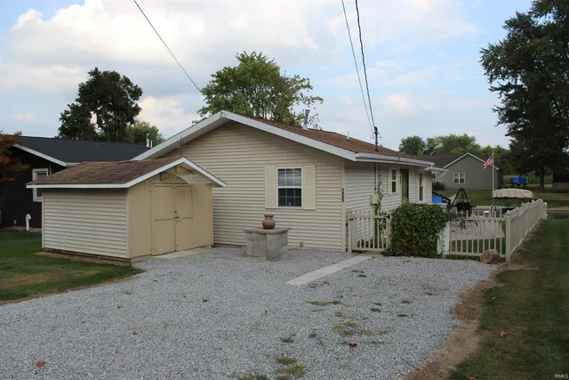 $270,000 | 7965 South 140 East, Wolcottville, IN 46795