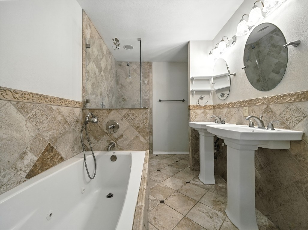 1604 Springdale Road Austin, TX 78721 - Photo 13 of 29 a bathroom with a sink and a mirror
