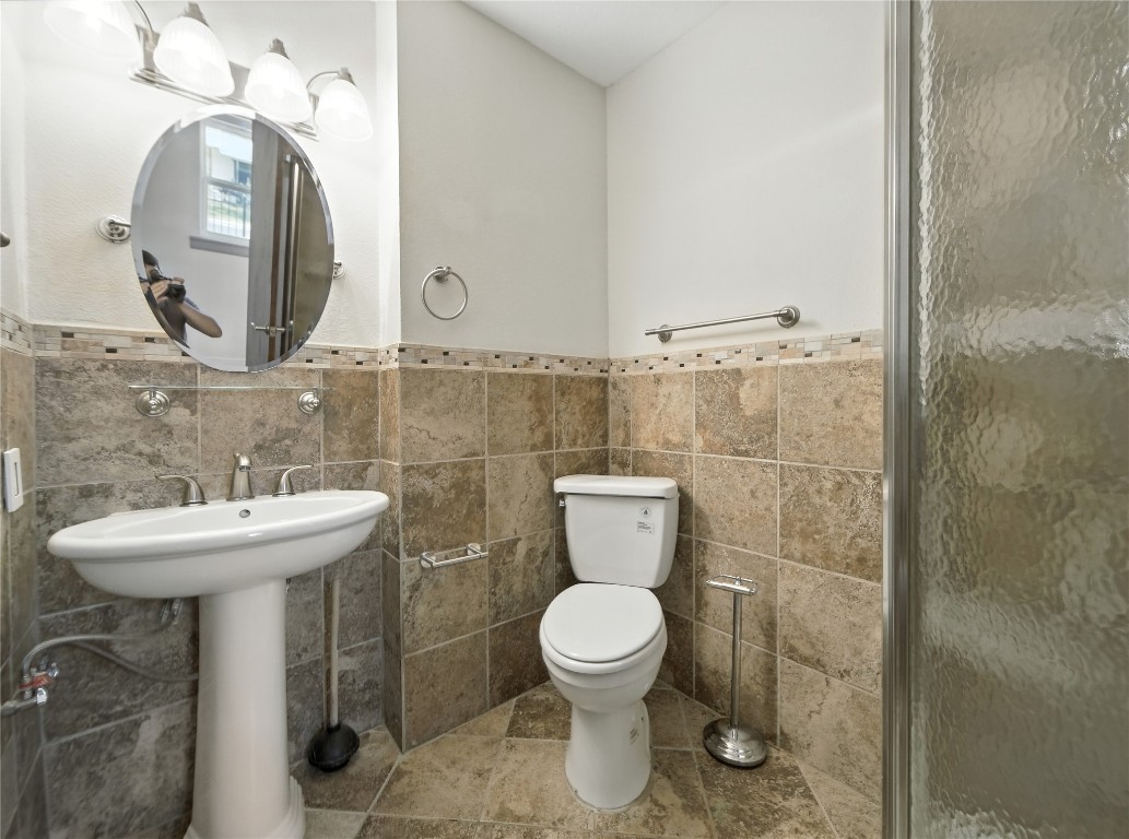 1604 Springdale Road Austin, TX 78721 - Photo 19 of 29 a bathroom with a toilet sink and mirror