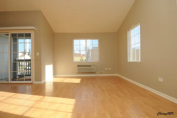 $1,850 | 1917 Silverstone Drive, Unit 1917, Carpentersville, IL 60110