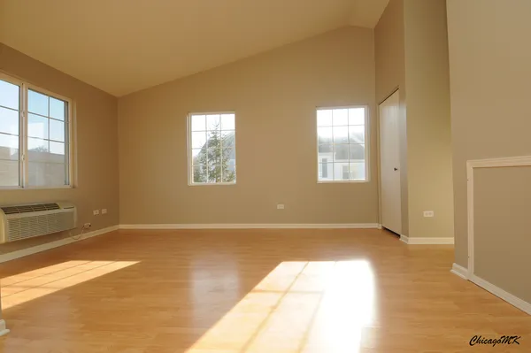 $1,850 | 1917 Silverstone Drive, Unit 1917, Carpentersville, IL 60110