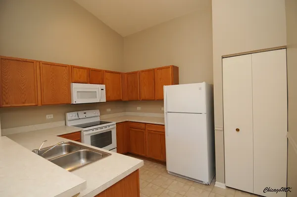 $1,850 | 1917 Silverstone Drive, Unit 1917, Carpentersville, IL 60110