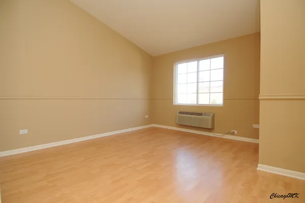 $1,850 | 1917 Silverstone Drive, Unit 1917, Carpentersville, IL 60110