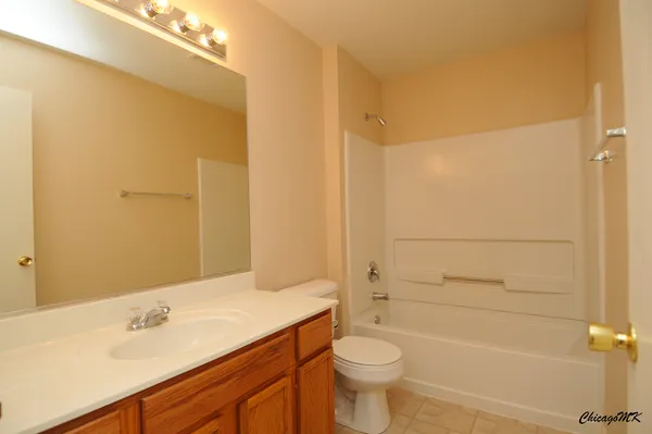 $1,850 | 1917 Silverstone Drive, Unit 1917, Carpentersville, IL 60110