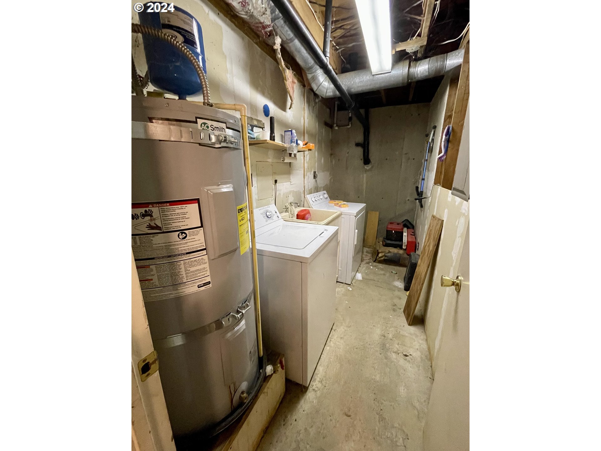96333 Wildwood Road Brookings, OR 97415 - Photo 18 of 19 a utility room with dryer and washer