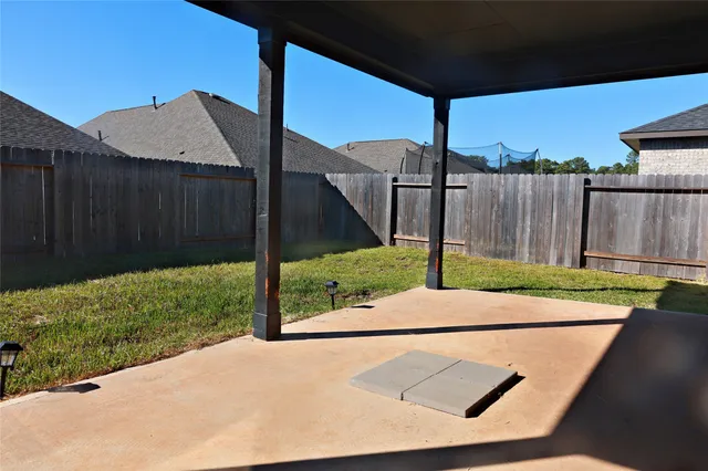 a view of a backyard