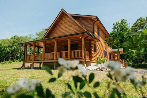 $895,000 | 76 Woodlands Trail, Clinton Corners, NY 12514