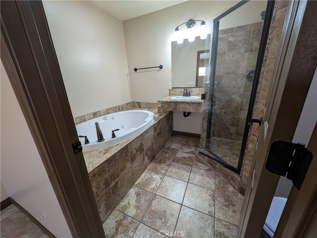 27160 Vista Road, Unit 21 Helendale, CA 92342 - Photo 6 of 11 a bathroom with a bathtub sink and toilet
