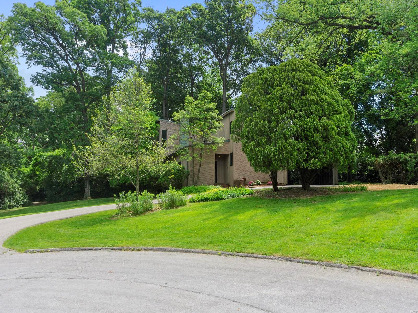 34 Balcon Estates Creve Coeur, MO 63141 - Photo 2 of 29