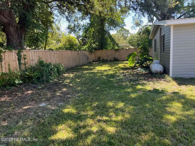 a view of a backyard