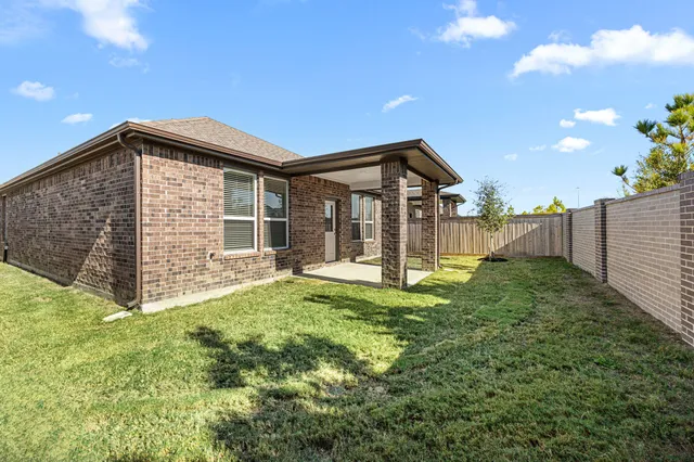 a view of a house with backyard and porch