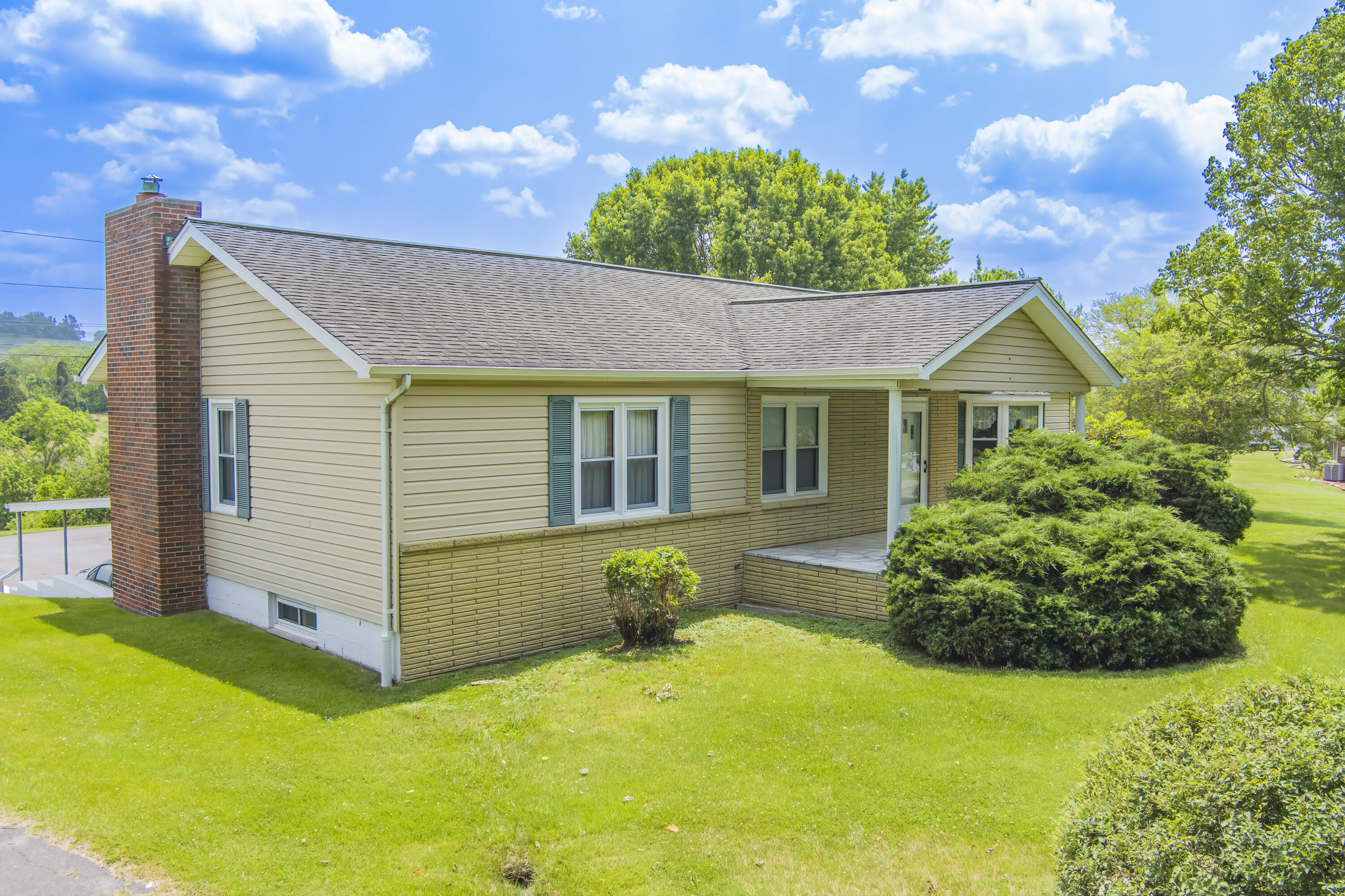 102 Gray Road Bristol, TN 37620 - Photo 1 of 45 102 Gray ST (16)