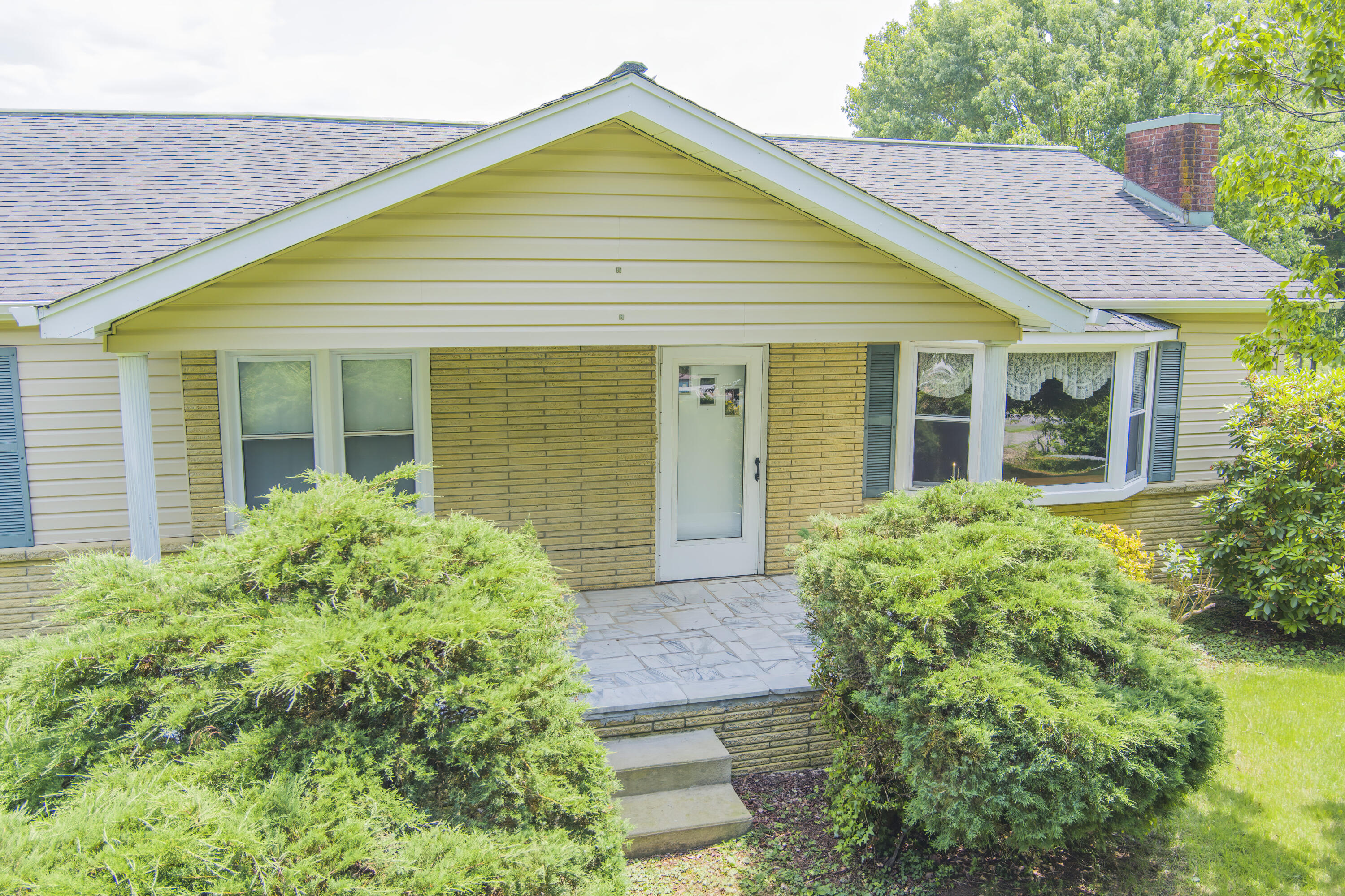 102 Gray Road Bristol, TN 37620 - Photo 2 of 45 102 Gray ST (17)