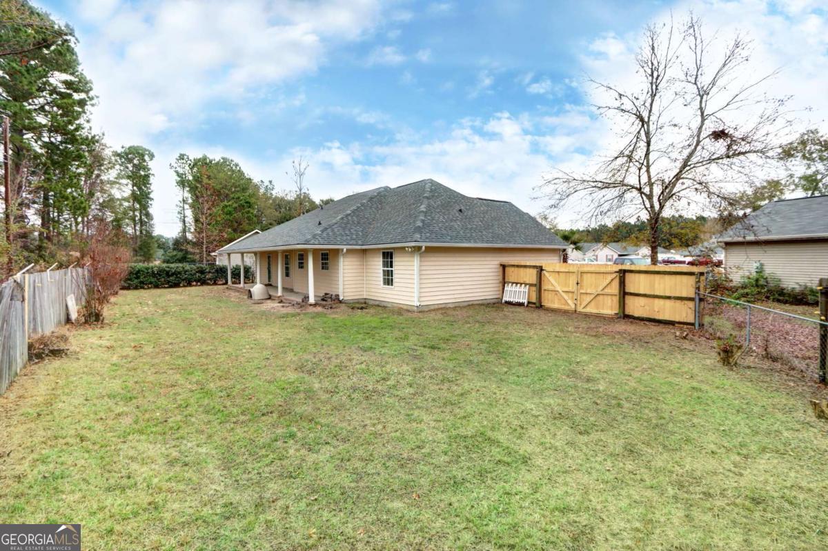 221 Oakwood Court Rincon, GA 31326 - Photo 34 of 35 a backyard of a house with table and chairs