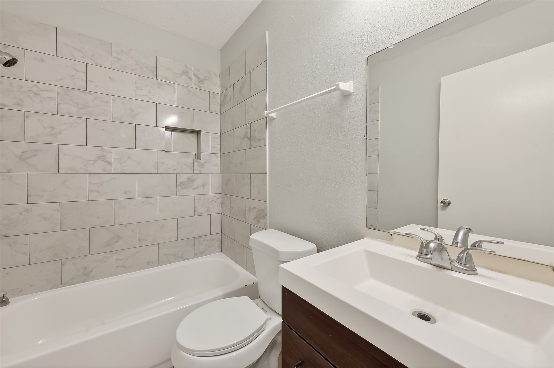 8646 Maplecrest Drive Houston, TX 77099 - Photo 24 of 36 a bathroom with a sink toilet and bathtub