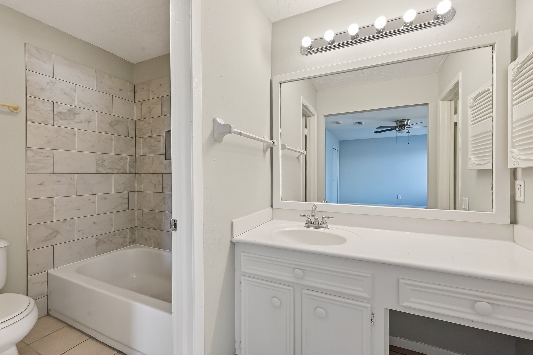 8646 Maplecrest Drive Houston, TX 77099 - Photo 30 of 36 a bathroom with a bathtub a sink a toilet and a mirror