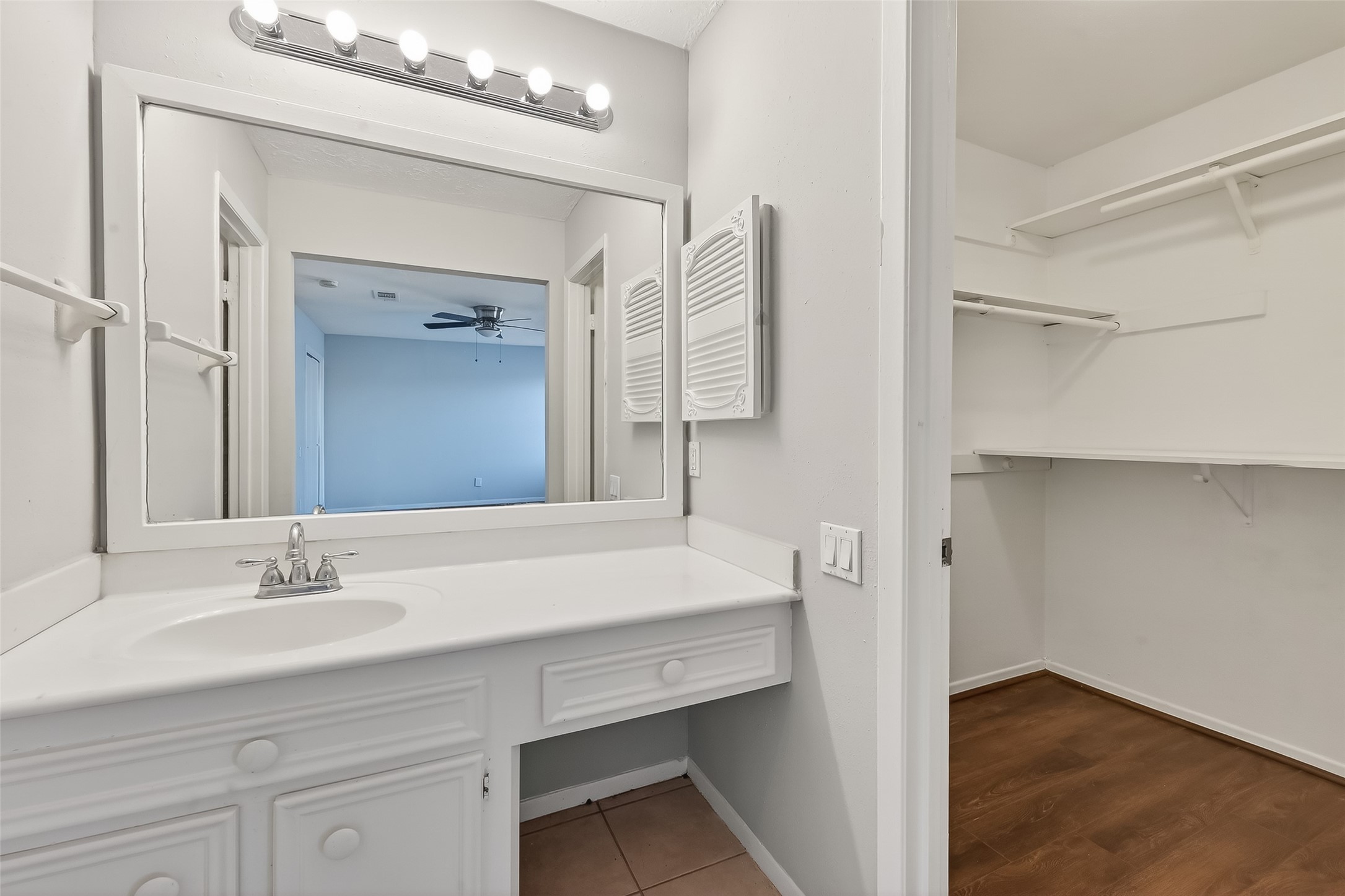 8646 Maplecrest Drive Houston, TX 77099 - Photo 31 of 36 a bathroom with a sink and a mirror