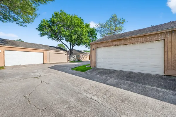 $1,500 | 8646 Maplecrest Drive, Houston, TX 77099