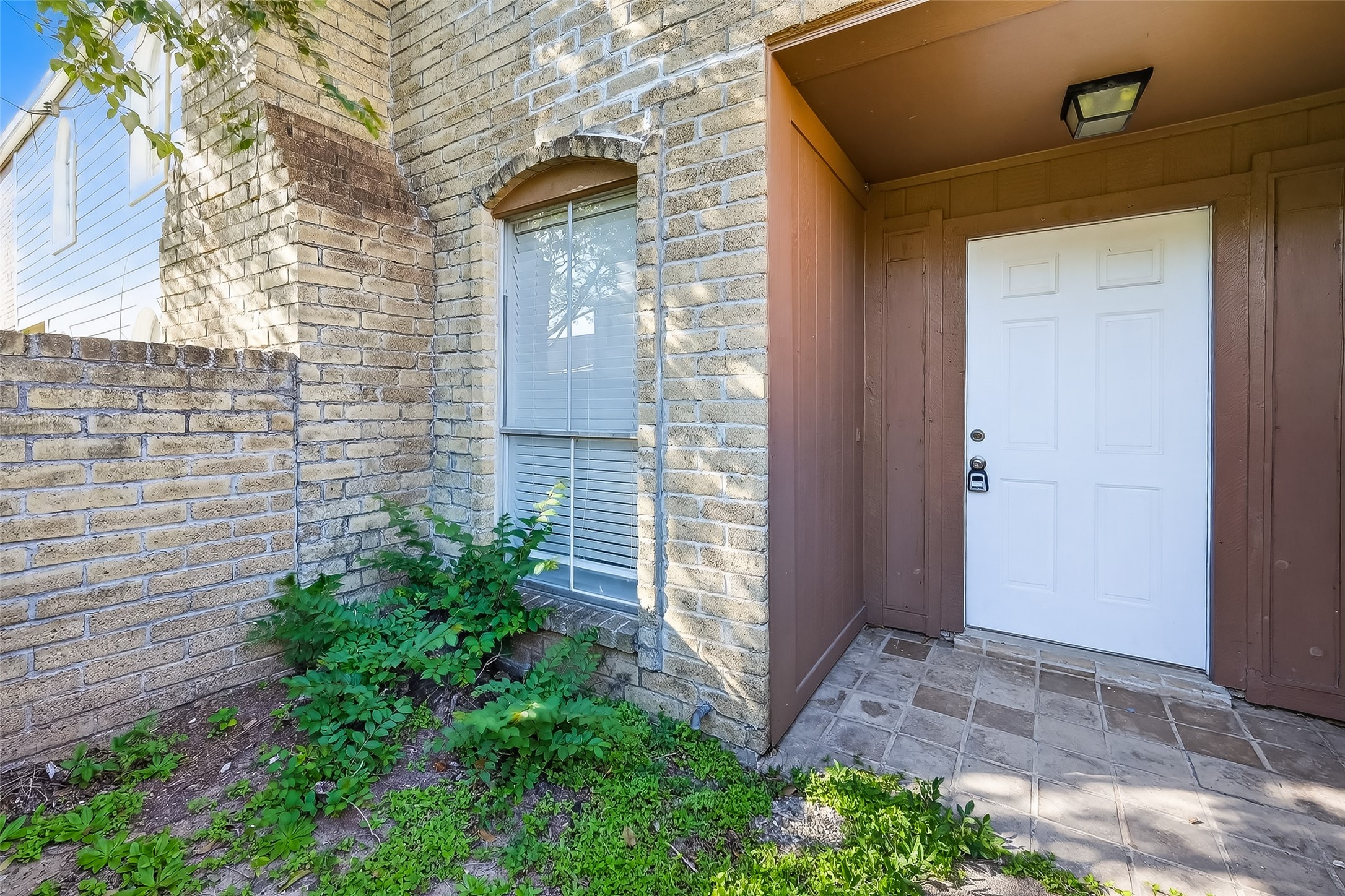 8646 Maplecrest Drive Houston, TX 77099 - Photo 5 of 36 a view of front door of house
