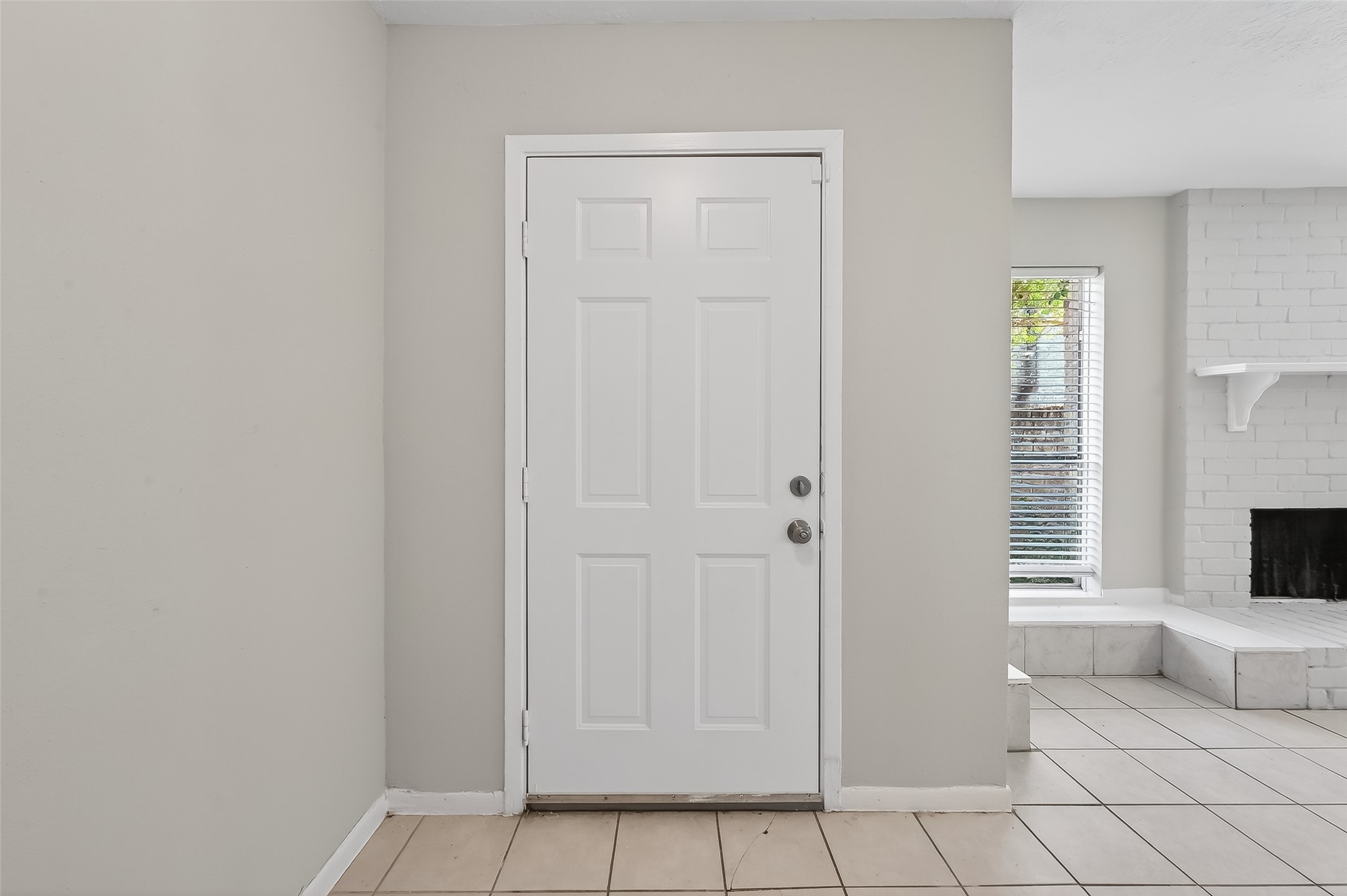 8646 Maplecrest Drive Houston, TX 77099 - Photo 6 of 36 a view of a livingroom with a window