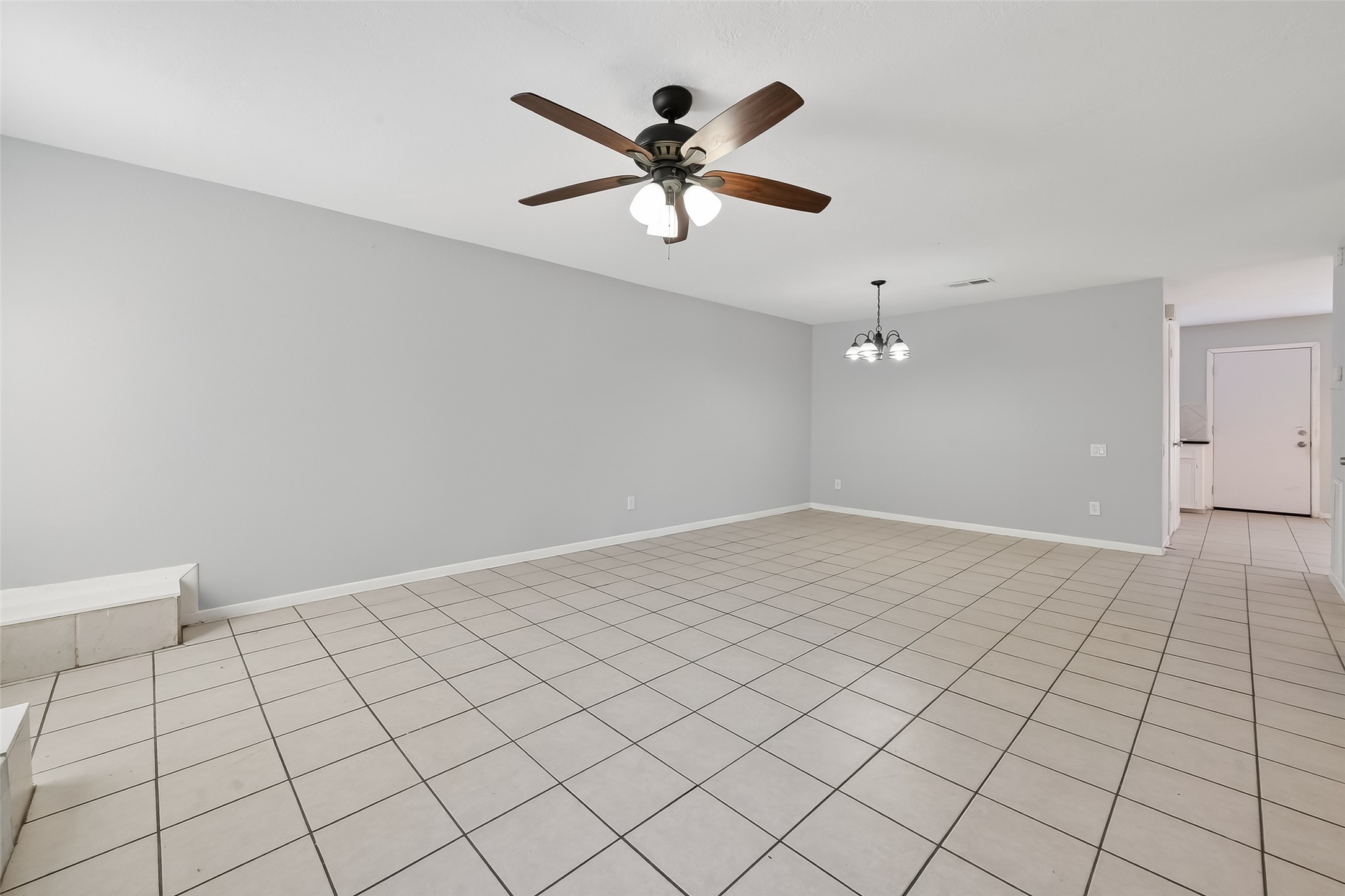 8646 Maplecrest Drive Houston, TX 77099 - Photo 7 of 36 a view of an empty room