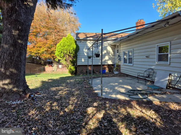 a view of a house with backyard and a tree