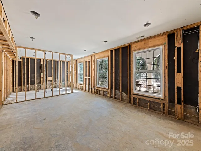 a view of entryway with floor to ceiling window