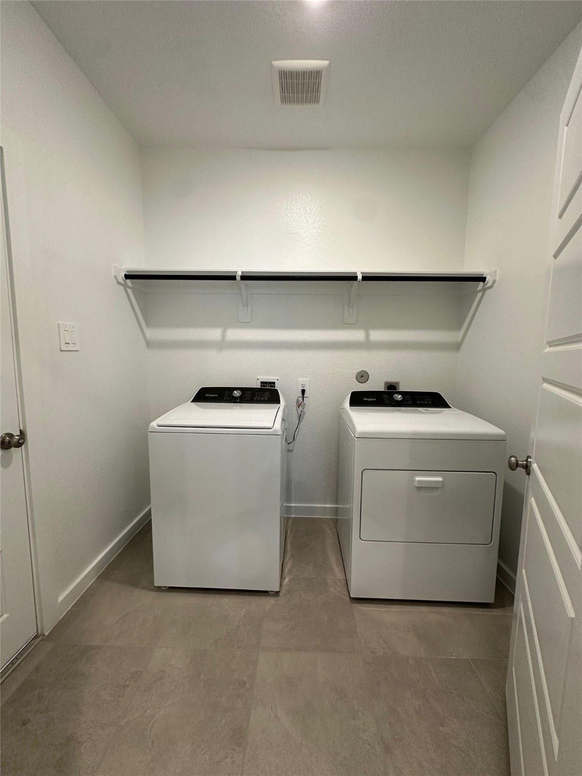 1908 Velvet Oak Lane Conroe, TX 77304 - Photo 10 of 16 a utility room with dryer and washer