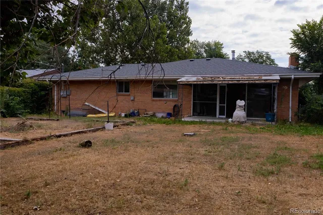a view of a house with backyard