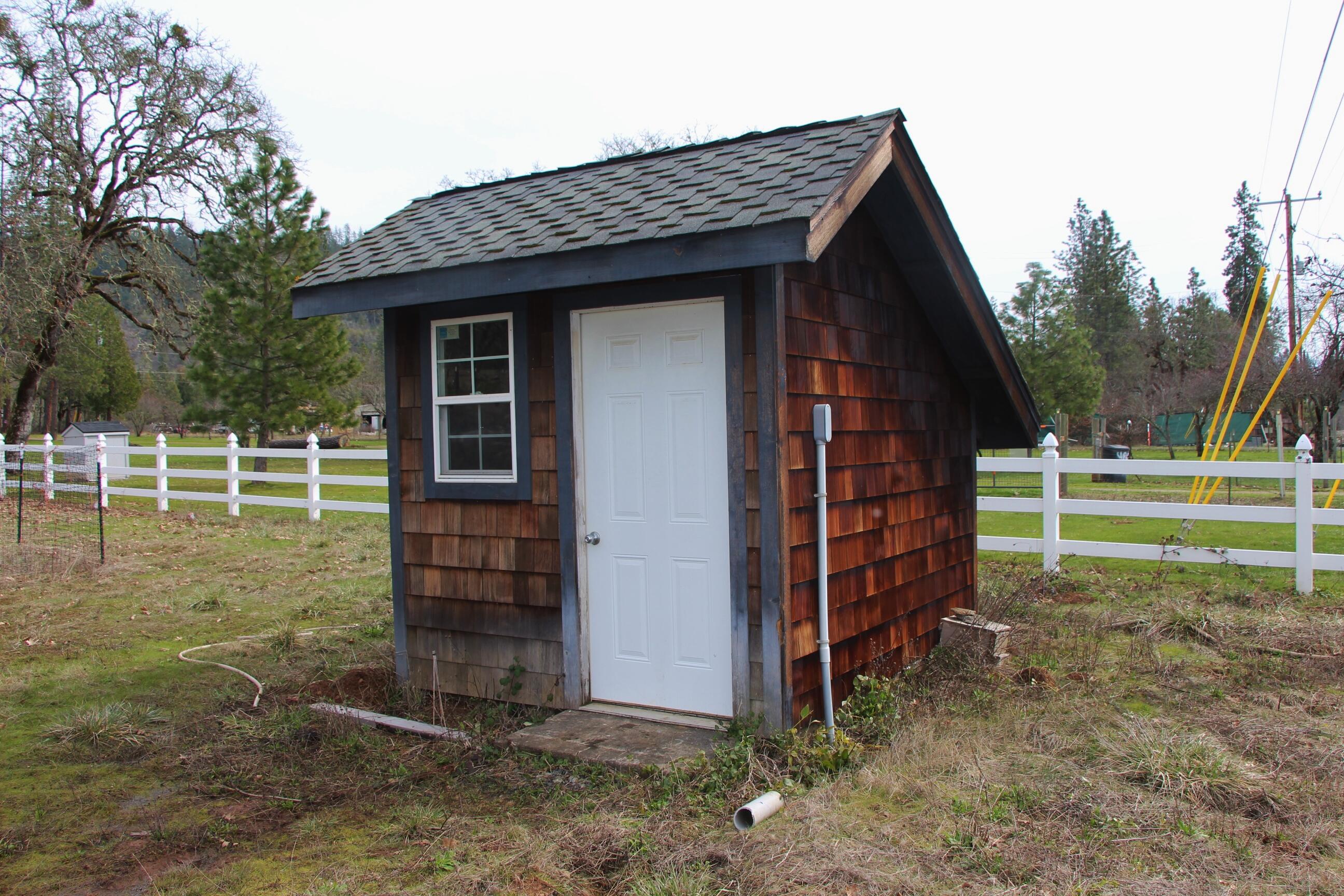 1789 Laurel Road Cave Junction, OR 97523 - Photo 9 of 14 09