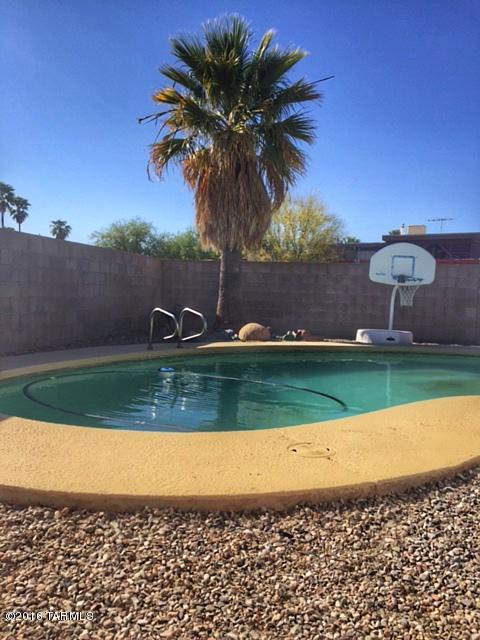 1854 West Dominy Road Tucson, AZ 85713 - Photo 28 of 30 front view of a house with a yard