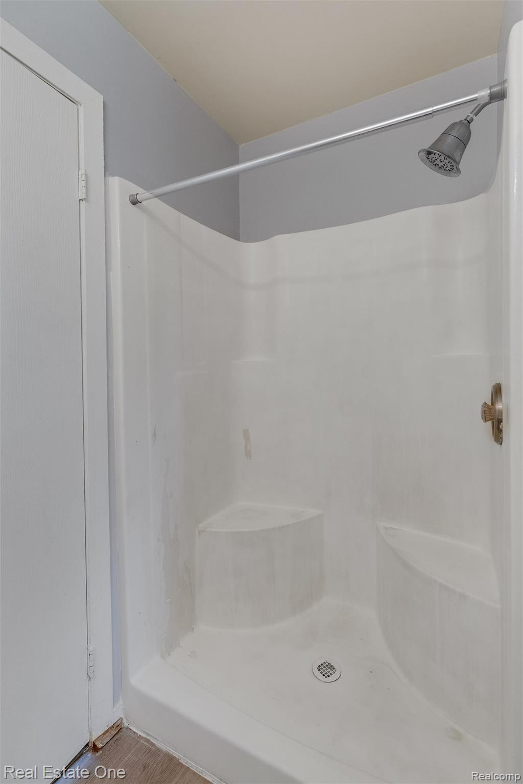 1361 Lochaven Road Waterford, MI 48327 - Photo 14 of 20 Bath 1_2.jpg