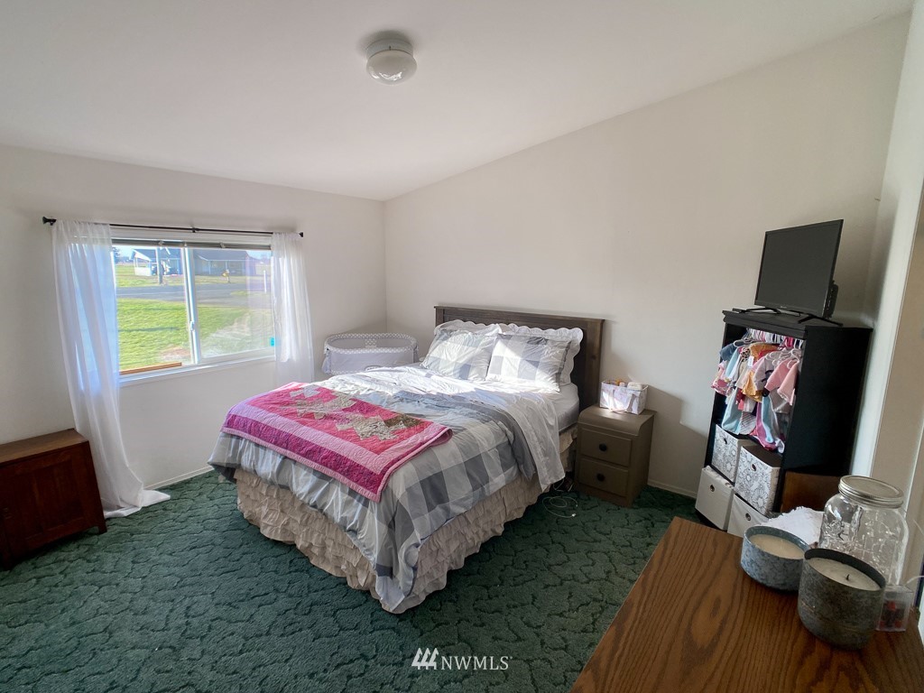 1104 Nooksack Road Nooksack, WA 98276 - Photo 11 of 33 a bedroom with a bed and a window