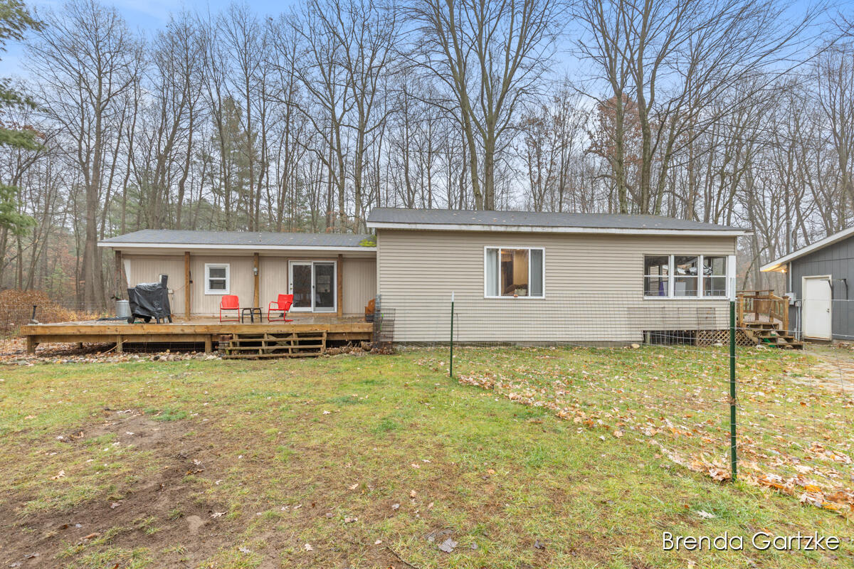 9807 North Maple Hill Road Howard City, MI 49329 - Photo 18 of 40 IMG_1018