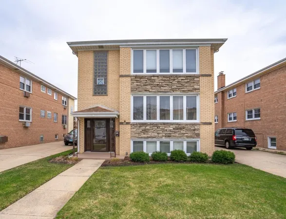 $2,400 | 8465 West Berwyn Avenue, Unit 1, Chicago, IL 60656