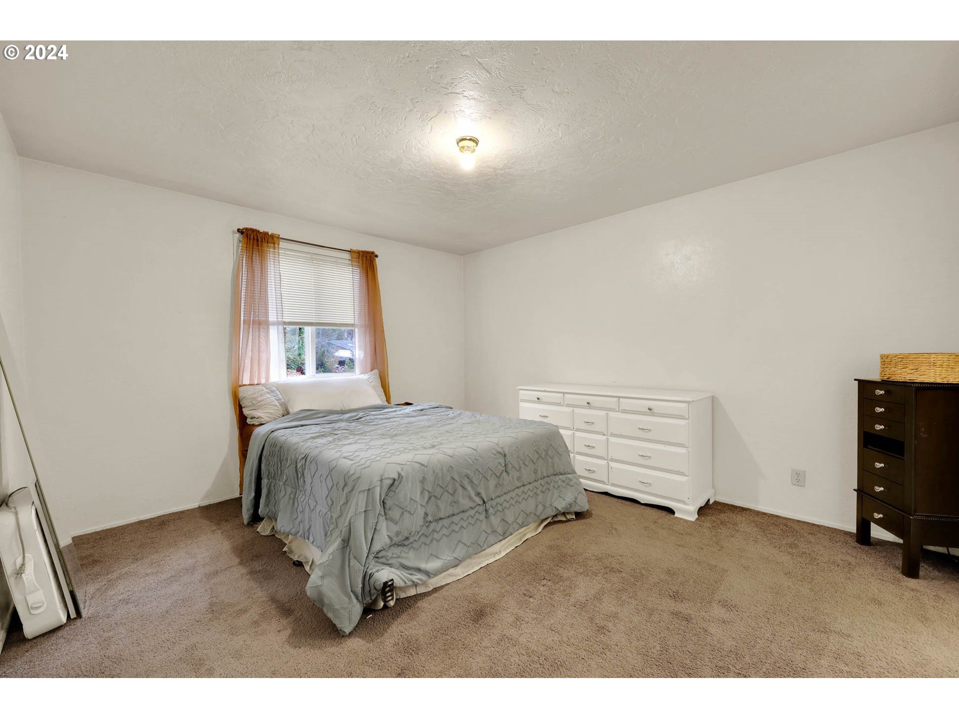 590 South 71st Street Springfield, OR 97478 - Photo 30 of 44 a bedroom with a bed and dresser